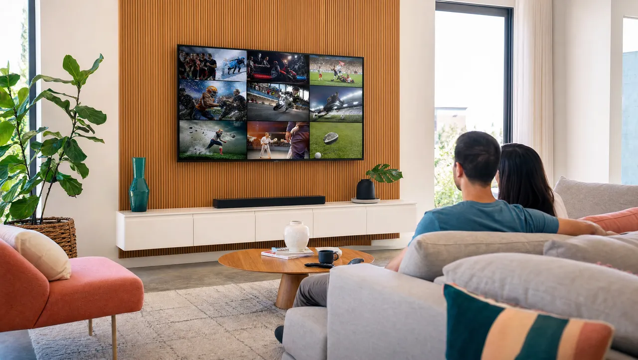 Téléviseur affichant chaînes en direct, sport et films chargés dans l’application IPTV Smarters